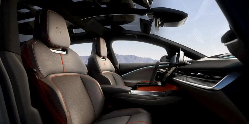 Concorrente da Tesla anuncia carro elétrico com preço competitivo A Lucid Motors confirmou a chegada de um novo Lucid EV de médio porte com preço inicial de aproximadamente US$ 50 mil. A novidade foi anunciada pelo CEO interino, Marc Winterhoff, durante o Salão de Munique, e já conta com elementos de design inspirados no conceito Gravity X, revelado recentemente pela marca. As informações são do portal Electrek. Interior do Lucid Gravity X