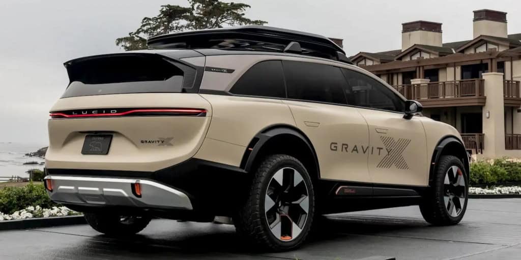 Concorrente da Tesla anuncia carro elétrico com preço competitivo A Lucid Motors confirmou a chegada de um novo Lucid EV de médio porte com preço inicial de aproximadamente US$ 50 mil. A novidade foi anunciada pelo CEO interino, Marc Winterhoff, durante o Salão de Munique, e já conta com elementos de design inspirados no conceito Gravity X, revelado recentemente pela marca. As informações são do portal Electrek. Lucid EV