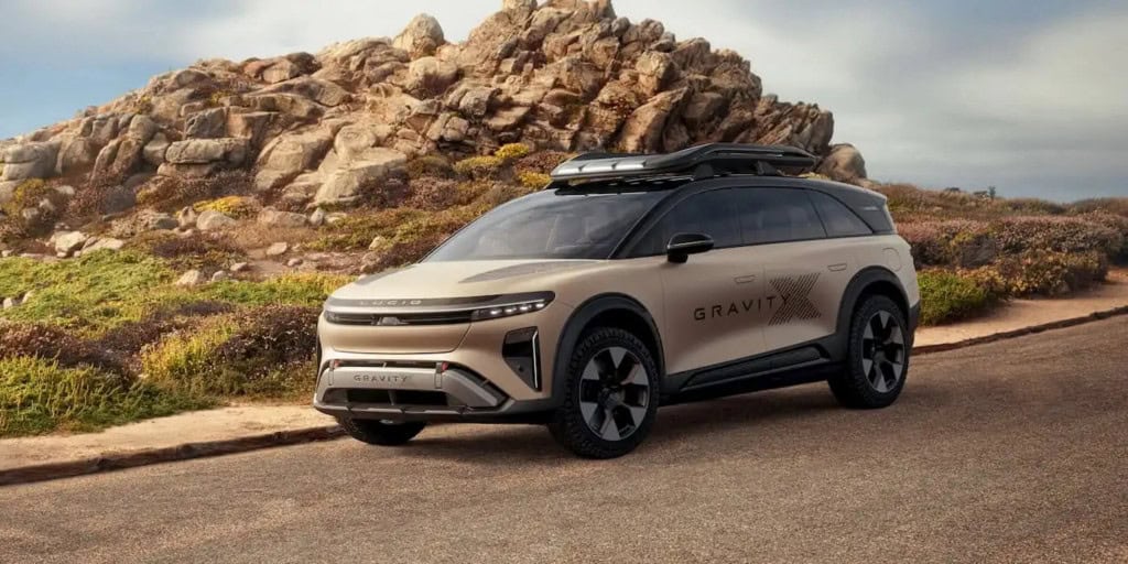 Concorrente da Tesla anuncia carro elétrico com preço competitivo A Lucid Motors confirmou a chegada de um novo Lucid EV de médio porte com preço inicial de aproximadamente US$ 50 mil. A novidade foi anunciada pelo CEO interino, Marc Winterhoff, durante o Salão de Munique, e já conta com elementos de design inspirados no conceito Gravity X, revelado recentemente pela marca. As informações são do portal Electrek. Lucid EV