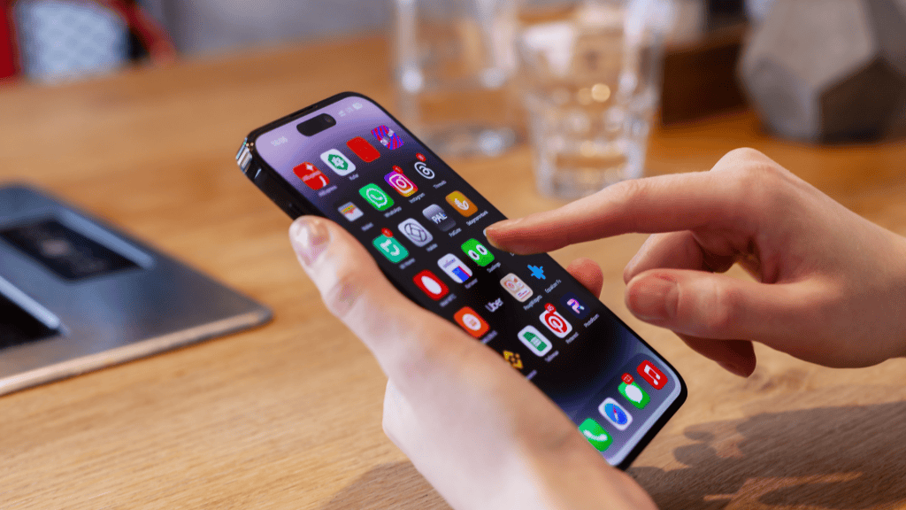 Como ocultar um aplicativo no celular? Aprender a ocultar aplicativo celular garante sua segurança digital. Além de organizar a tela inicial, o recurso ajuda a proteger dados pessoais e evitar acessos indevidos a aplicativos sensíveis. Seja em redes sociais, aplicativos bancários ou pastas privadas, a ocultação garante mais privacidade. Mão segurando um celular