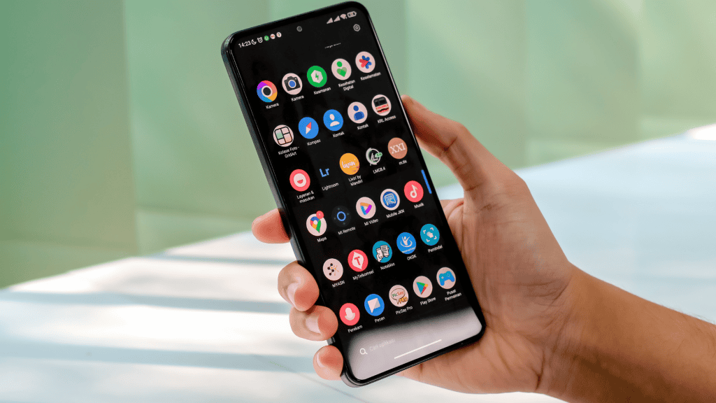 Como ocultar um aplicativo no celular? Aprender a ocultar aplicativo celular garante sua segurança digital. Além de organizar a tela inicial, o recurso ajuda a proteger dados pessoais e evitar acessos indevidos a aplicativos sensíveis. Seja em redes sociais, aplicativos bancários ou pastas privadas, a ocultação garante mais privacidade. Tutorial