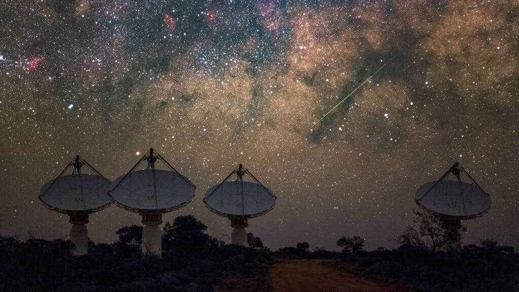 Ponte cósmica entre galáxias ajuda a explicar como estrelas se formam Astrônomos identificaram uma ponte colossal de gás entre duas galáxias anãs: NGC 4532 e DDO 137, localizadas a 53 milhões de anos-luz da Terra. A estrutura mede aproximadamente 185 mil anos-luz e se conecta a uma cauda de gás ainda maior, com 1,6 milhão de anos-luz de extensão – a mais longa já observada no Universo. Quatro antenas de radiotelescópios sob céu muito estrelado