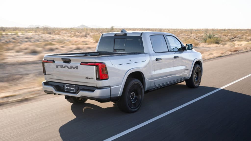 Os novos planos da Stellantis para deixar a picape Ram 1500 ‘menos elétrica’ A Stellantis cancelou os planos de lançar a Ram 1500 REV totalmente elétrica, anunciada em 2023 como sua primeira picape elétrica de grande porte. A decisão foi tomada diante da queda na demanda por caminhonetes elétricas na América do Norte, mercado considerado estratégico para a montadora. Picape Ram 1500 REV andando numa estrada