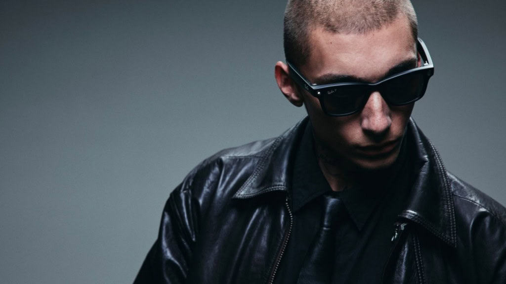 Foto estilo retrato de homem usando segunda geração de óculos inteligentes da Meta desenvolvidos em parceria com a Ray-Ban