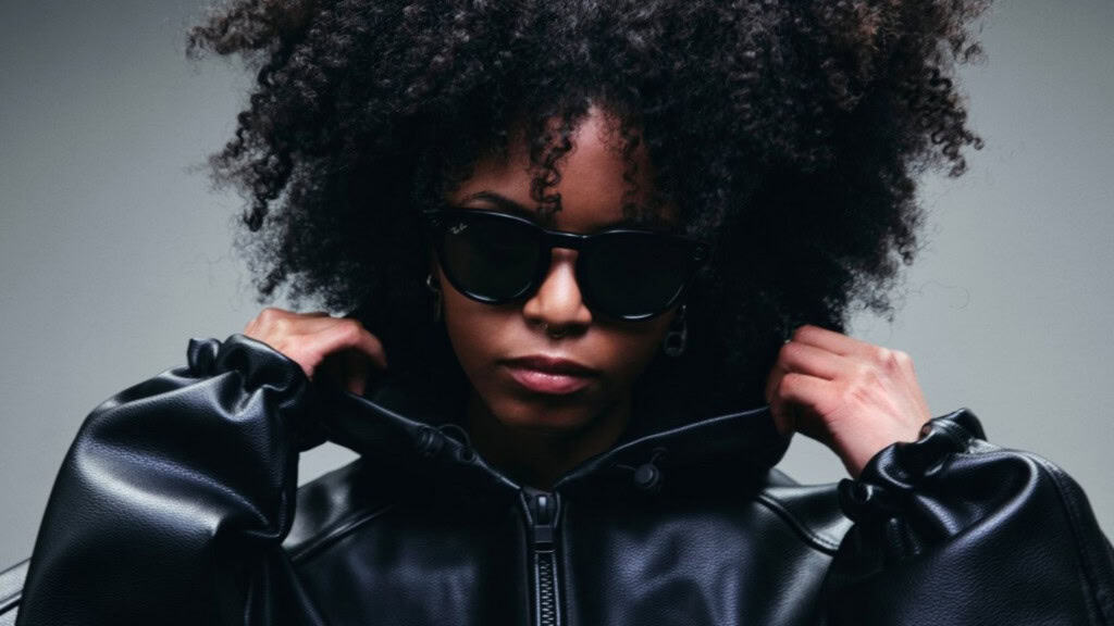 Foto estilo retrato de mulher usando segunda geração de óculos inteligentes da Meta desenvolvidos em parceria com a Ray-Ban