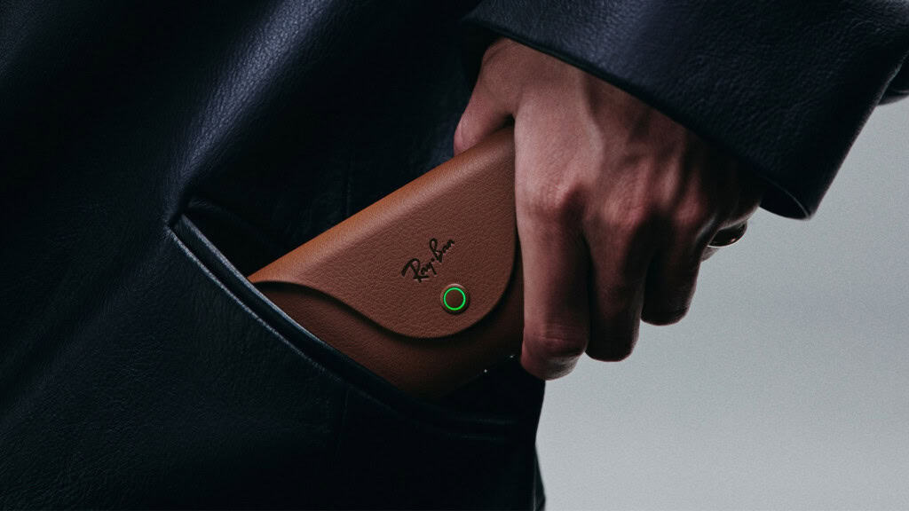 Novos óculos Ray-Ban Meta chegam ao Brasil com IA, câmera 3K e bateria de 8h A segunda geração dos óculos inteligentes desenvolvidos pela Meta em parceria com a Ray-Ban começaram a ser vendidos no Brasil nesta terça-feira (23). O acessório estreia no país com preço sugerido acima dos R$ 3 mil. Close em mão de pessoa segurando capinha da segunda geração de óculos inteligentes da Meta desenvolvidos em parceria com a Ray-Ban