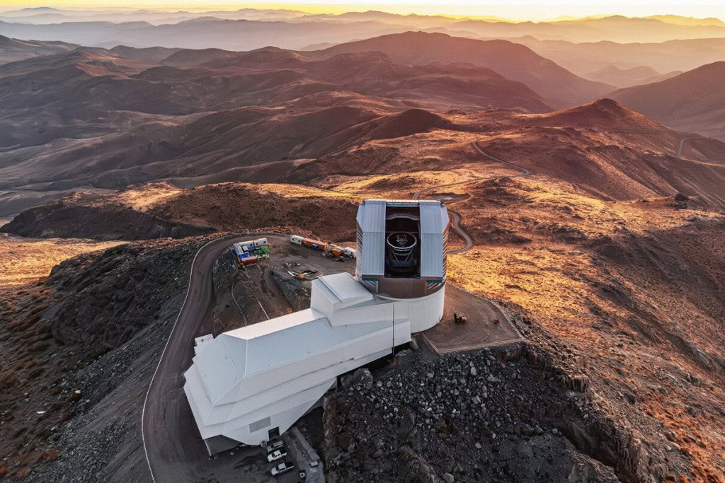 Cortes de Trump na ciência Abrem caminho para China na pesquisa espacial O Observatório Vera C. Rubin fica no Deserto do Atacama, no Chile. É uma estrutura de oito andares voltada para pesquisas de ponta, financiada pelo governo dos EUA, mas que também abriga astrônomos chilenos. Cortes de Trump na ciência Abrem caminho para China na pesquisa espacial
