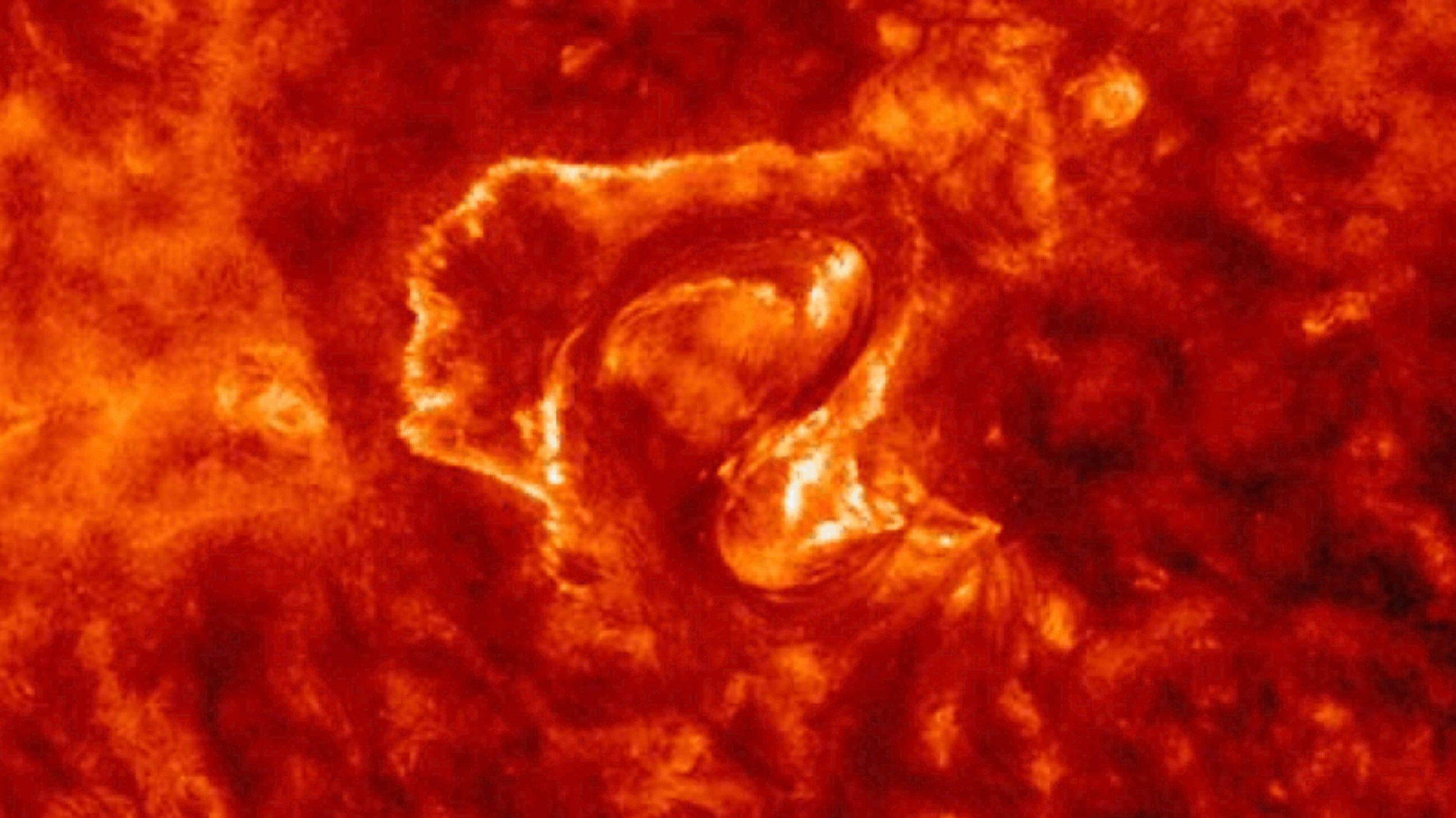 Sol aparece com S gigante antes de erupção solar atingir a Terra