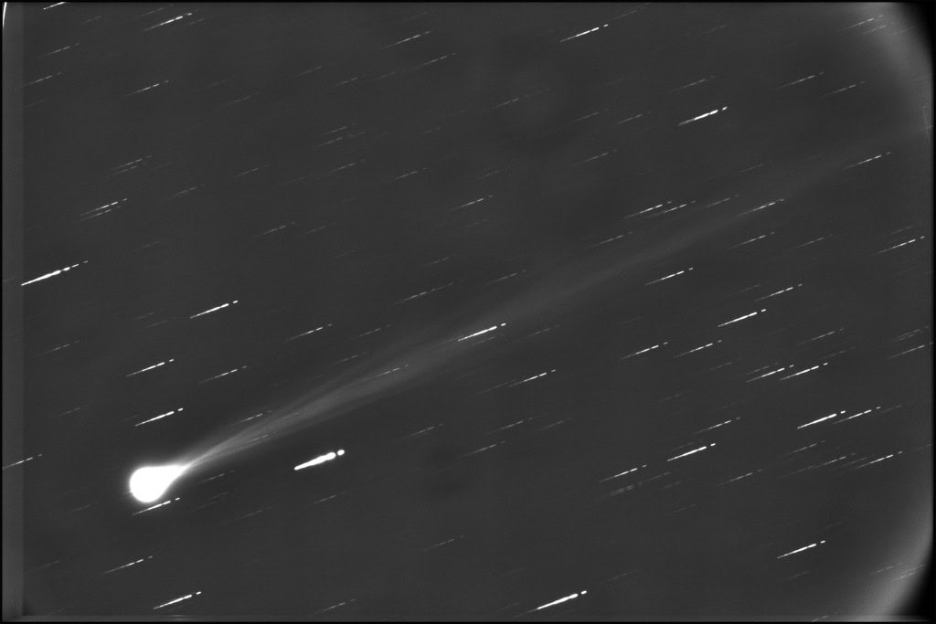 Novo cometa tem brilho triplicado e já está quase visível a olho nu Conforme noticiado pelo Olhar Digital, um novo cometa foi descoberto na última sexta-feira (12). Ele foi visto pela primeira vez quando o astrônomo amador ucraniano independente Vladimir Bezugly notou uma mancha suspeita se movendo em imagens online do Observatório Solar e Heliosférico (SOHO, na sigla em inglês), administrado pela NASA e pela Agência Espacial Europeia (ESA). Novo cometa tem brilho triplicado e já está quase visível a olho nu