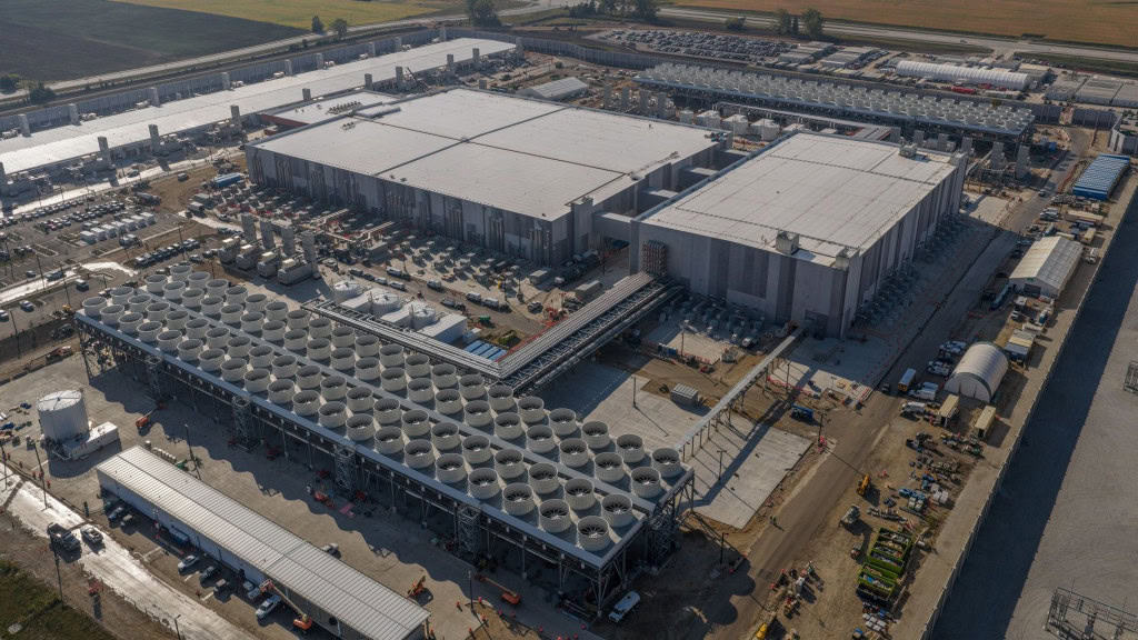 Do fracasso à ‘fábrica de IA’: o super data center da Microsoft Uma fábrica fantasma da Foxconn pode se tornar um marco da corrida da inteligência artificial (IA). A Microsoft anunciou nesta quinta-feira (18) a construção do Fairwater, um data center de US$ 3,3 bilhões em Wisconsin, nos Estados Unidos. Segundo a empresa, ele será o mais poderoso do mundo para aplicações de IA. Visão aérea de super data center de inteligência artificial (IA) da Microsoft