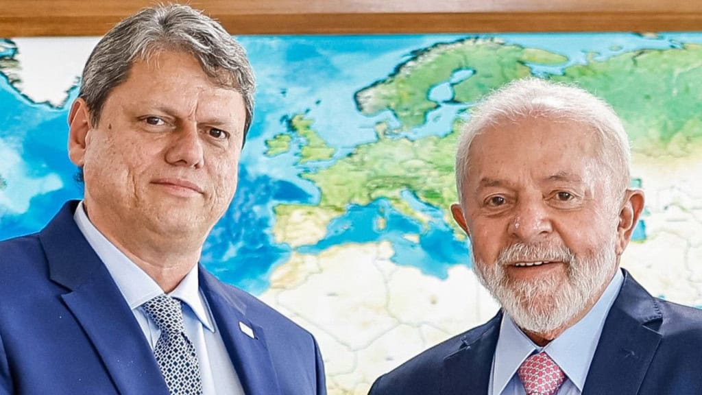 Tarcísio de Freitas ao lado de Luiz Inácio Lula da Silva