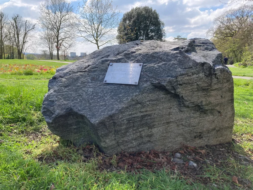 Rochas do Milênio: como amostras gigantes de bilhões de anos chegaram a Londres? Nos subúrbios do sul de Londres, na Inglaterra, um conjunto de rochas gigantes decora praças e parques. Mas esse não é um grupo comum de pedras, são fragmentos do passado da Terra forjados há mais de dois bilhões de anos e transportados por centenas de quilômetros para comemorar a virada do milênio. Rochas do Milênio: como amostras gigantes de bilhões de anos chegaram a Londres?