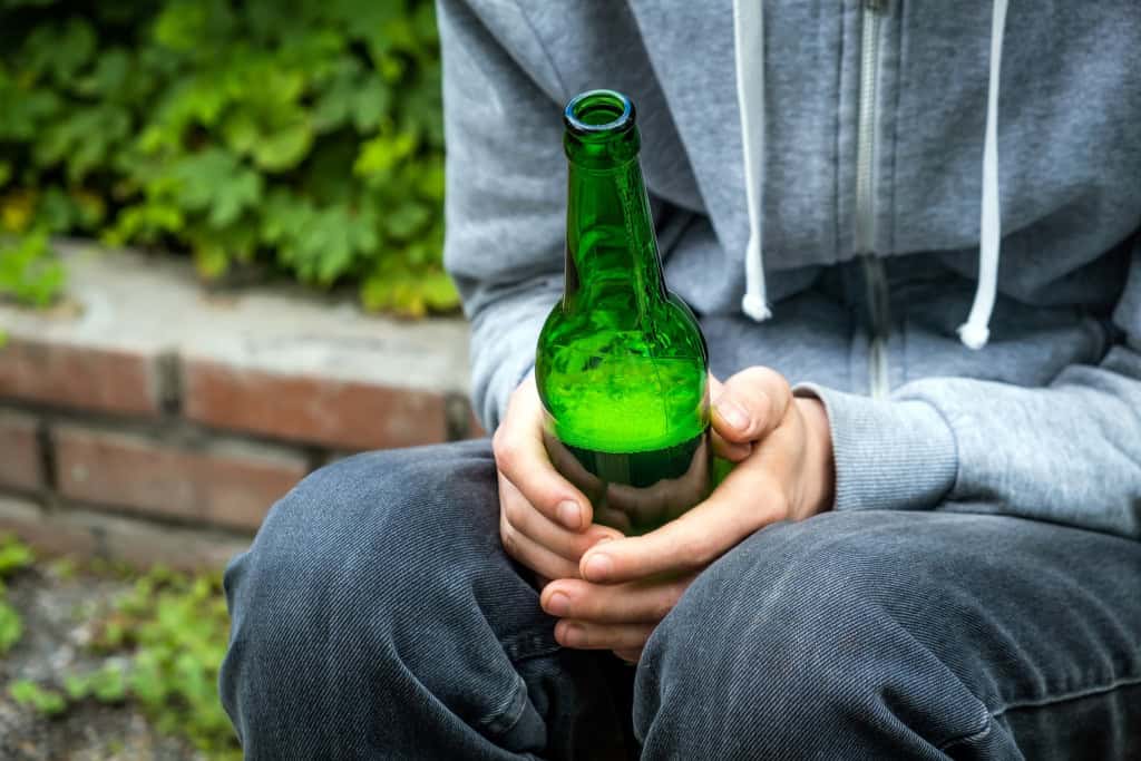 Elevar a idade legal do álcool melhora notas e saúde mental, aponta estudo Apesar da queda gradual no consumo de álcool em vários países, o hábito continua amplamente disseminado entre adolescentes europeus. Álcool: levantamento nacional mostra alta entre adolescentes e excesso em adultos