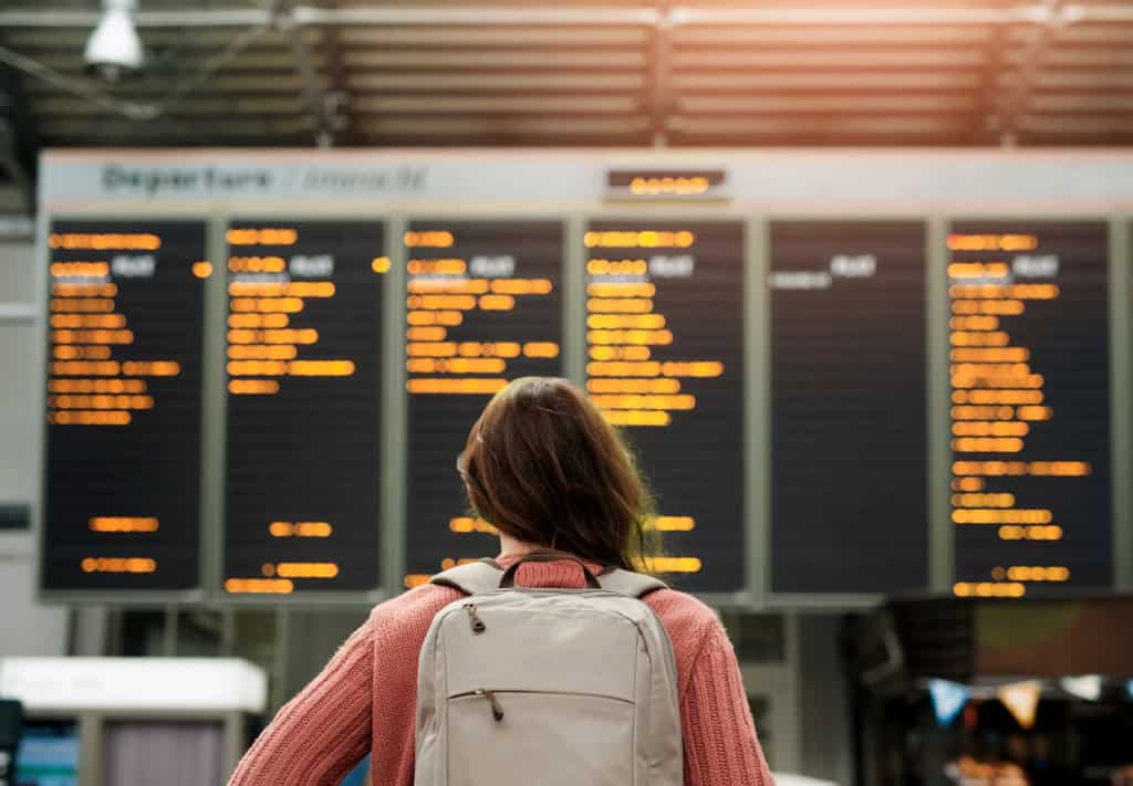 Ataque cibernético na Europa: hackers estão mantendo softwares de aeroportos reféns Conforme reportado pelo Olhar Digital, um ataque cibernético na noite de sexta-feira para a manhã de sábado afetou vários aeroportos pela Europa. O Aeroporto de Heathrow, em Londres (Inglaterra), enfrentou atrasos e cancelamento de voos devido à interrupção dos sistemas digitais. aeroporto