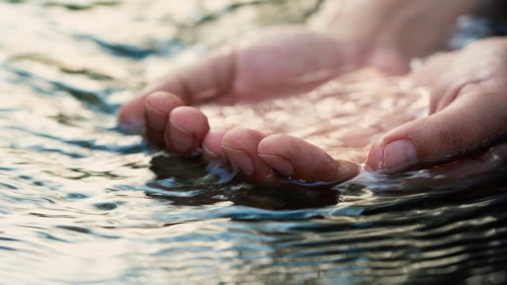 Cientistas descobrem aquífero de água doce escondido sob o mar Uma expedição científica inédita encontrou uma vasta reserva de água doce submarina ao largo de Cape Cod, em Massachusetts, que pode se estender de Nova Jersey até o estado do Maine. O achado levanta a possibilidade de um futuro recurso adicional para abastecer milhões de pessoas, embora a exploração em larga escala ainda enfrente desafios técnicos e ambientais significativos. agua doce
