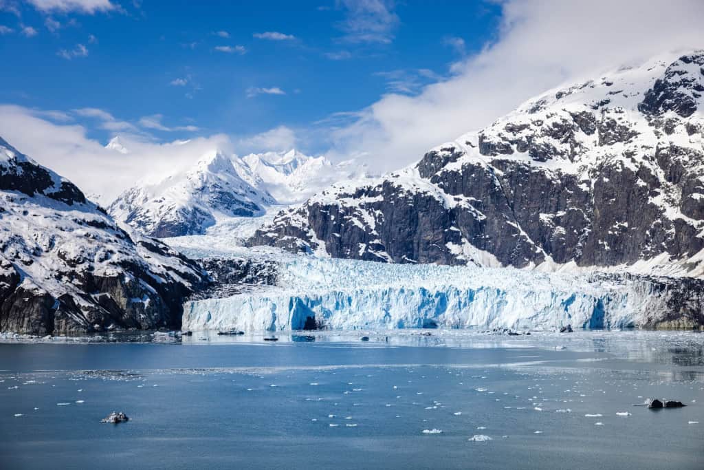 Micróbios de 40 mil anos despertam no gelo do Alasca Um cheiro pungente de porão mofado e umidade antiga é o primeiro sinal de que se está adentrando um mundo preservado no tempo. É assim que cientistas descrevem a descida ao Centro de Pesquisa do Túnel do Permafrost, no Alasca central. A 106 metros de profundidade, as paredes de gelo não guardam apenas terra congelada, elas são um museu natural, onde restos de bisões e mamutes lanosos estão guardados. Mas o interesse não estava nesses grandes habitantes, mas em seus vizinhos microscópicos, adormecidos por milênios, foram “acordados” por uma equipe de pesquisadores. Micróbios de 40 mil anos despertam no gelo do Alasca