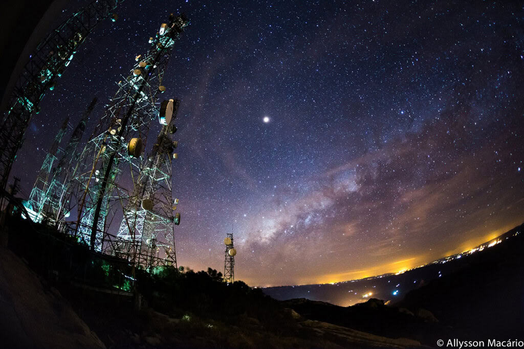 Lei protege céu e impulsiona turismo no Sertão da Paraíba Um levantamento feito ao longo de três anos destacou o Pico do Jabre, em Matureia, na Paraíba, como um dos melhores destinos do Brasil para o astroturismo. De acordo com o Índice de Potencial Astroturístico, feito pela expedição Entre Parques, o local é o quinto mais promissor do país para observar estrelas, planetas e outros fenômenos do céu noturno. Lei protege céu e impulsiona turismo no Sertão da Paraíba