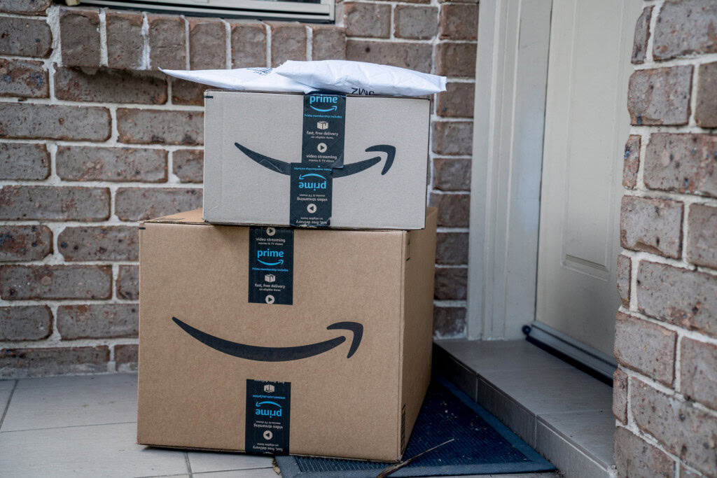 Amazon estreia no Brasil opção de entrega em dia fixo A Amazon anunciou a chegada da opção “Seu dia de entregas Amazon” ao Brasil, um novo formato de entrega que permite aos clientes escolher um único dia da semana para receber a maior parte de seus pedidos. A proposta busca equilibrar praticidade e sustentabilidade, oferecendo uma alternativa que reduz o volume de embalagens e o número de viagens de transporte, além de facilitar o recebimento das encomendas. Amazon
