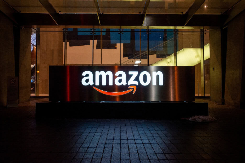 Amazon aposta em robôs e pode cortar 600 mil empregos nos EUA A Amazon planeja uma das maiores transformações já vistas no mercado de trabalho dos Estados Unidos. De acordo com documentos internos obtidos pelo The New York Times, a empresa pretende automatizar até 75% de suas operações nos próximos anos, o que pode levar à substituição de mais de 600 mil empregos humanos por robôs até 2033. Amazon prepara evento de hardware com novos Echo, Kindle colorido e atualizações para Alexa Plus.