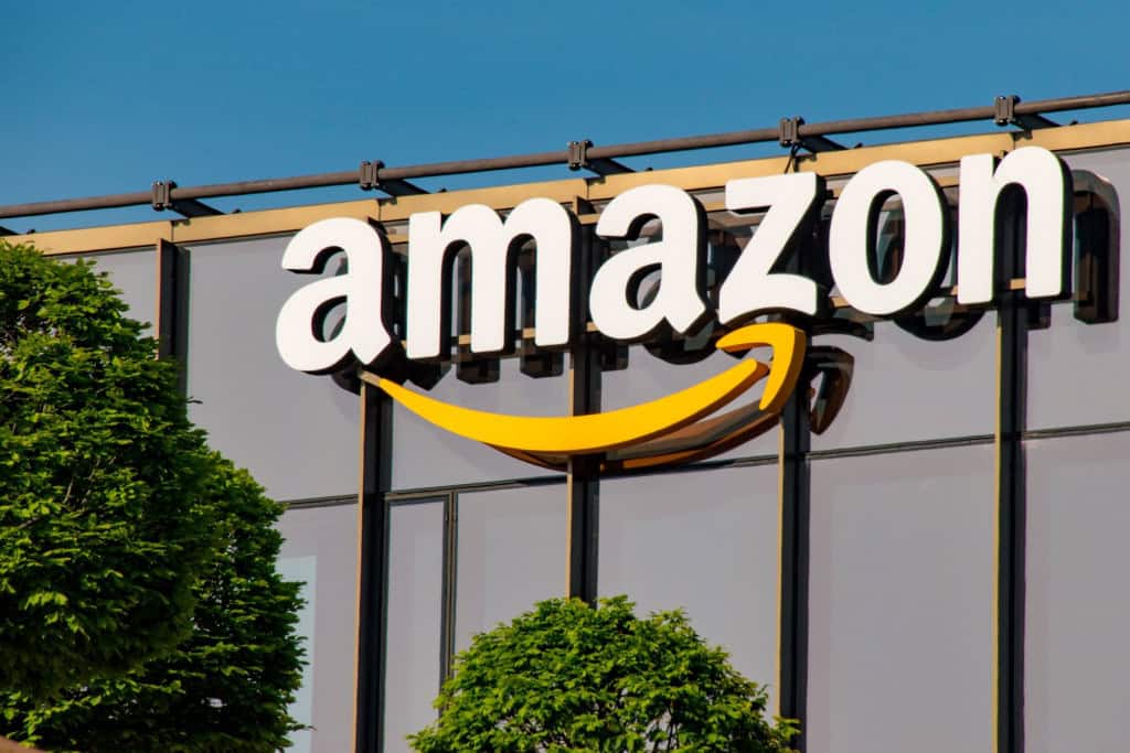 Amazon defende: IA pode ser aliada na luta contra as mudanças climáticas Atualmente, a inteligência artificial pode ser vista como uma faca de dois gumes. Por um lado, ela ajuda a prever demandas de energia, otimizar processos industriais, auxiliar na criação de novos medicamentos, entre outros benefícios. No entanto, ela exige uma quantidade cada vez maior de energia e água para manter servidores em pleno funcionamento. Amazon defende: IA pode ser aliada na luta contra as mudanças climáticas
