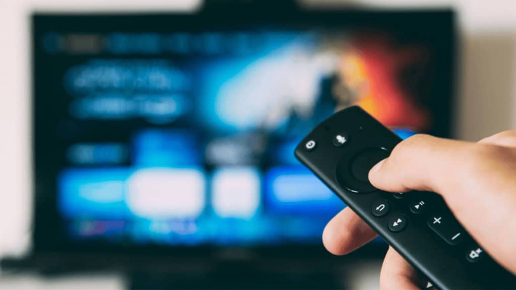 TV travando, apagando ou sem som? Veja 8 sinais de que chegou a hora de trocar o aparelho A TV é um aparelho eletrodoméstico que possui uma longa duração, estando presente durante anos na casa das pessoas sem que elas sequer pensem em trocá-la. Apesar disso, é normal que, com o passar do tempo, ela apresente alguns sinais de que precisa ser trocada. Nas linhas a seguir, apresentamos alguns deles. amazon fire stick