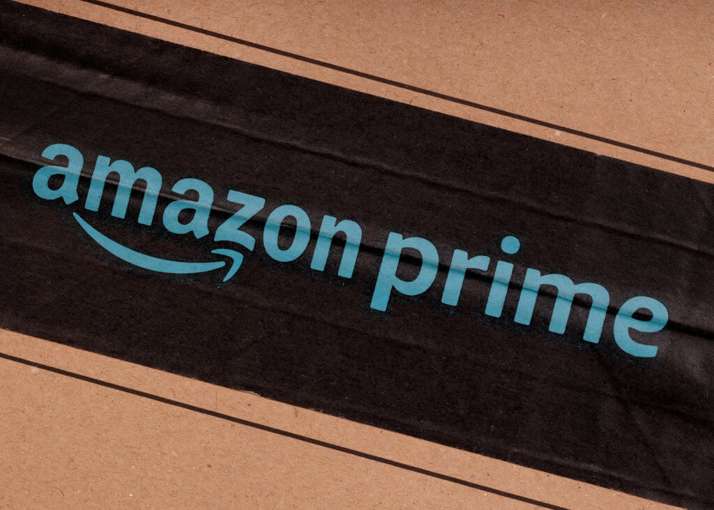 Amazon enfrenta julgamento por dificultar cancelamento do Prime A Comissão Federal de Comércio dos EUA (FTC) iniciou esta semana um processo civil contra a Amazon, acusando a empresa de enganar quase 40 milhões de clientes ao dificultar o cancelamento do Prime, seu serviço de assinatura com mais de 200 milhões de membros. amazon prime