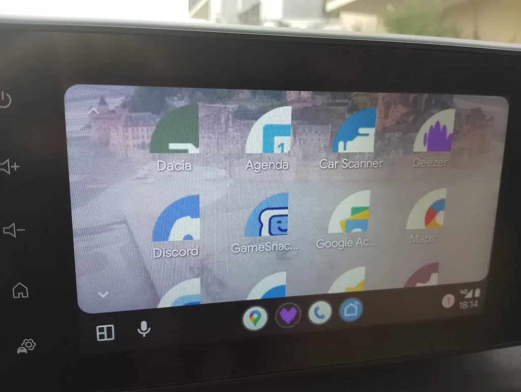 Bug no Android Auto amplia ícones e dificulta uso do app De acordo com o site Android Authority, os usuários do Android Auto estão enfrentando um bug estranho há alguns meses. Toda a tela do aplicativo aparece repentinamente ampliada, com ícones tão grandes que impedem seu uso normal. Bug no Android Auto amplia ícones e dificulta uso do app