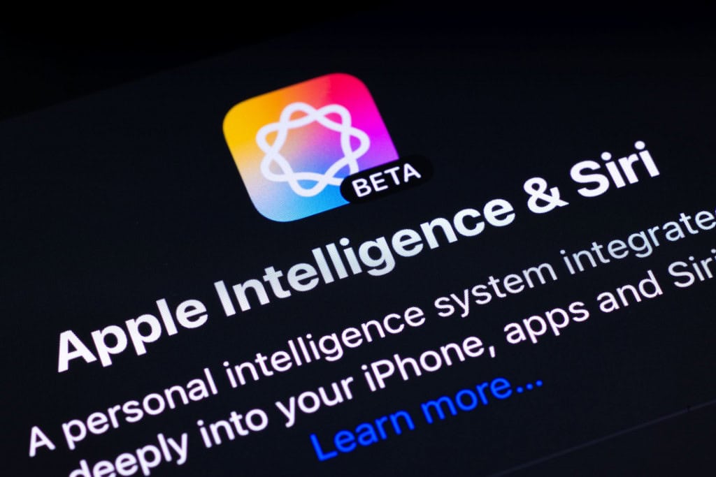 Apple deixa Vision Pro de lado para focar em óculos como os da Meta Segundo informações do jornalista da Bloomberg, Mark Gurman, a Apple desistiu de reformular o Vision Pro, óculos de realidade mista da maçã, para brigar de igual para igual com a Meta no mercado de óculos inteligentes. apple siri