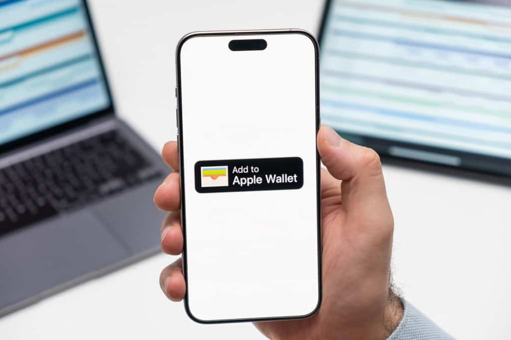 Seu iPhone agora é um documento: Apple libera Identidade Digital nos EUA A Apple acaba de lançar nos Estados Unidos seu novo recurso de Identidade Digital no app Wallet. A novidade, que usa o passaporte americano como base de verificação, promete facilitar o dia a dia de quem viaja ou precisa confirmar sua identidade com rapidez e segurança. Novo recurso de Identidade Digital da Apple usa o passaporte americano para agilizar verificações e embarques nos EUA.
