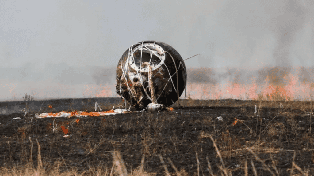 Olhar Espacial revela os segredos da ‘Arca de Noé’ que retornou à Terra Já imaginou uma “Arca de Noé” contendo mais de mil seres vivos, além de células e sementes, voando ao redor da Terra? Pois é exatamente disso que se trata uma missão espacial russa que acaba de retornar ao planeta após 30 dias em órbita. E o Programa Olhar Espacial desta noite vai contar tudo sobre essa história. Arca de Noé com chamas ao redor