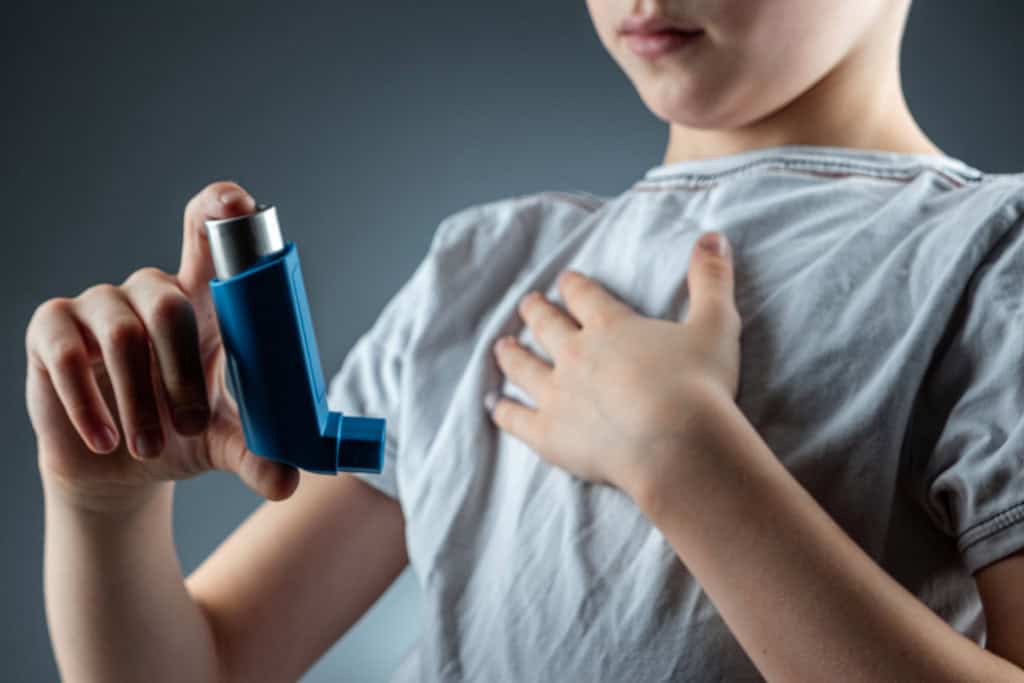 Inaladores estão poluindo tanto quanto meio milhão de carros Um estudo da UCLA Health, o maior já realizado sobre o tema nos Estados Unidos, revelou que os inaladores usados no tratamento de asma e doença pulmonar obstrutiva crônica (DPOC) geram mais de 2 milhões de toneladas de CO₂ por ano — equivalente às emissões de aproximadamente 530 mil carros movidos a gasolina. asma