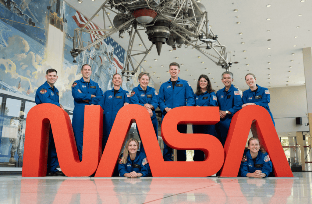 Nova candidata a astronauta da NASA já foi ao espaço em missão histórica A NASA anunciou nesta segunda-feira (22) os 10 novos candidatos a astronauta, marcando o início da 24ª turma da agência, a primeira desde 2021. Entre quatro homens e seis mulheres, um nome se destaca: Anna Menon, que já possui experiência em voo espacial, tendo participado da missão Polaris Dawn, organizada pela SpaceX em setembro de 2024. astronautas nasa