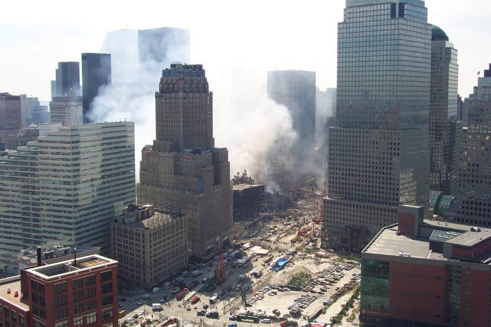‘Câncer do 11 de setembro’: a doença que acomete sobreviventes do atentado nos EUA O dia 11 de setembro de 2001 entrou para a história. Na data, terroristas da organização fundamentalista islâmica Al-Qaeda promoveram uma série de ataques contra alvos nos Estados Unidos. O mais famoso foi a colisão de dois aviões no World Trade Center, em Nova York. ‘Câncer do 11 de setembro’: a doença que acomete sobreviventes do atentado nos EUA