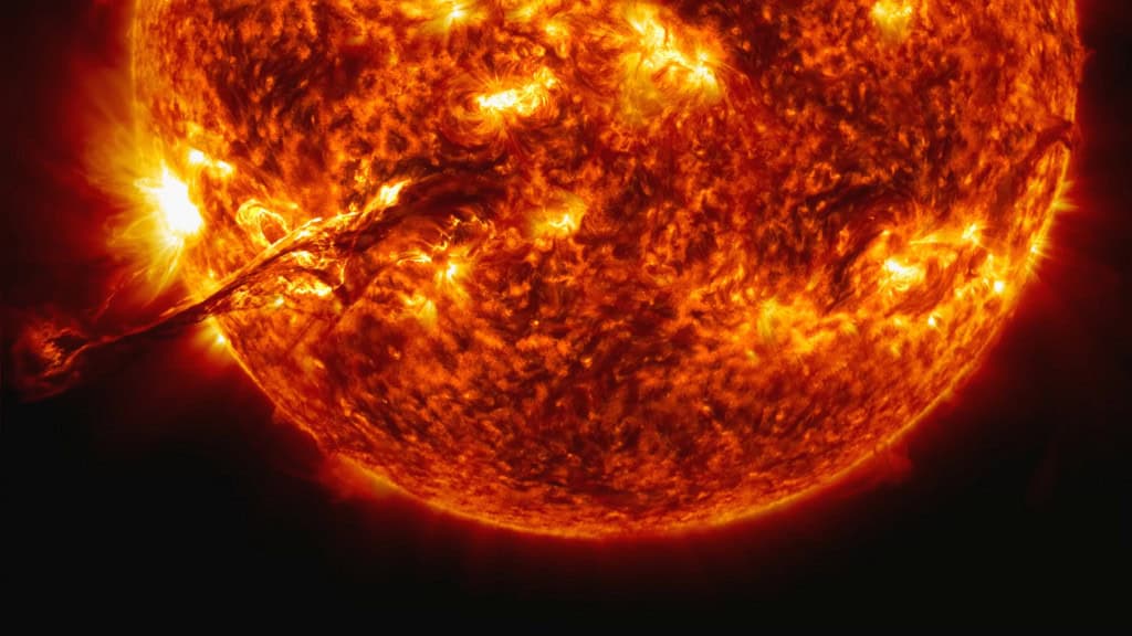 O planeta está escurecendo e isso pode impactar às mudanças climáticas Um novo estudo analisou dados de 24 anos gerados por satélites da NASA e descobriu que o planeta está escurecendo, com o Hemisfério Norte ficando escuro mais rapidamente que o Sul. O planeta está escurecendo e isso pode impactar às mudanças climáticas