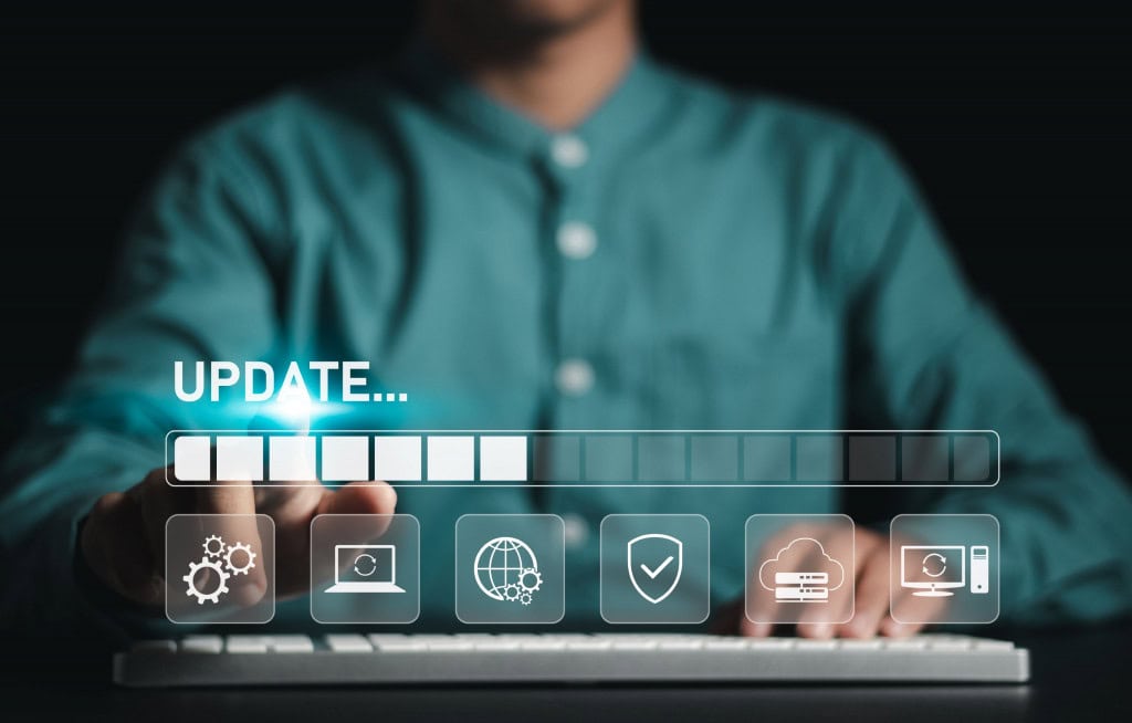 Roteador Wi‑Fi: 6 erros que encurtam a vida útil dele (e como evitar) Se o Wi‑Fi vive caindo, o sinal oscila ou o roteador esquenta demais, a dor de cabeça e o gasto com troca de equipamento chegam rápido. Pessoa atualizando sistema