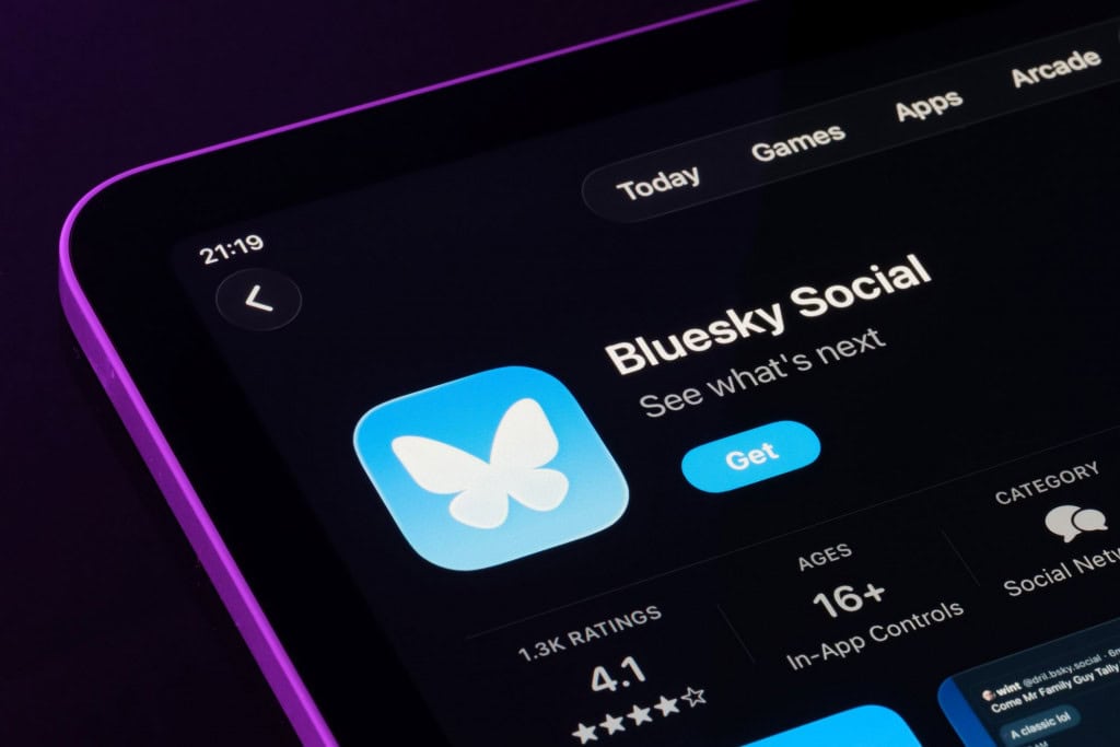Após 40 milhões de usuários, Bluesky introduz o botão “dislike” na versão beta A rede social Bluesky divulgou na sexta-feira (31) uma grande conquista: o alcance de 40 milhões de usuários. Aproveitando este gancho, informou ao público que em breve começará a testar o botão de “dislike” na seção Discover do feed e noutras também. bluesky