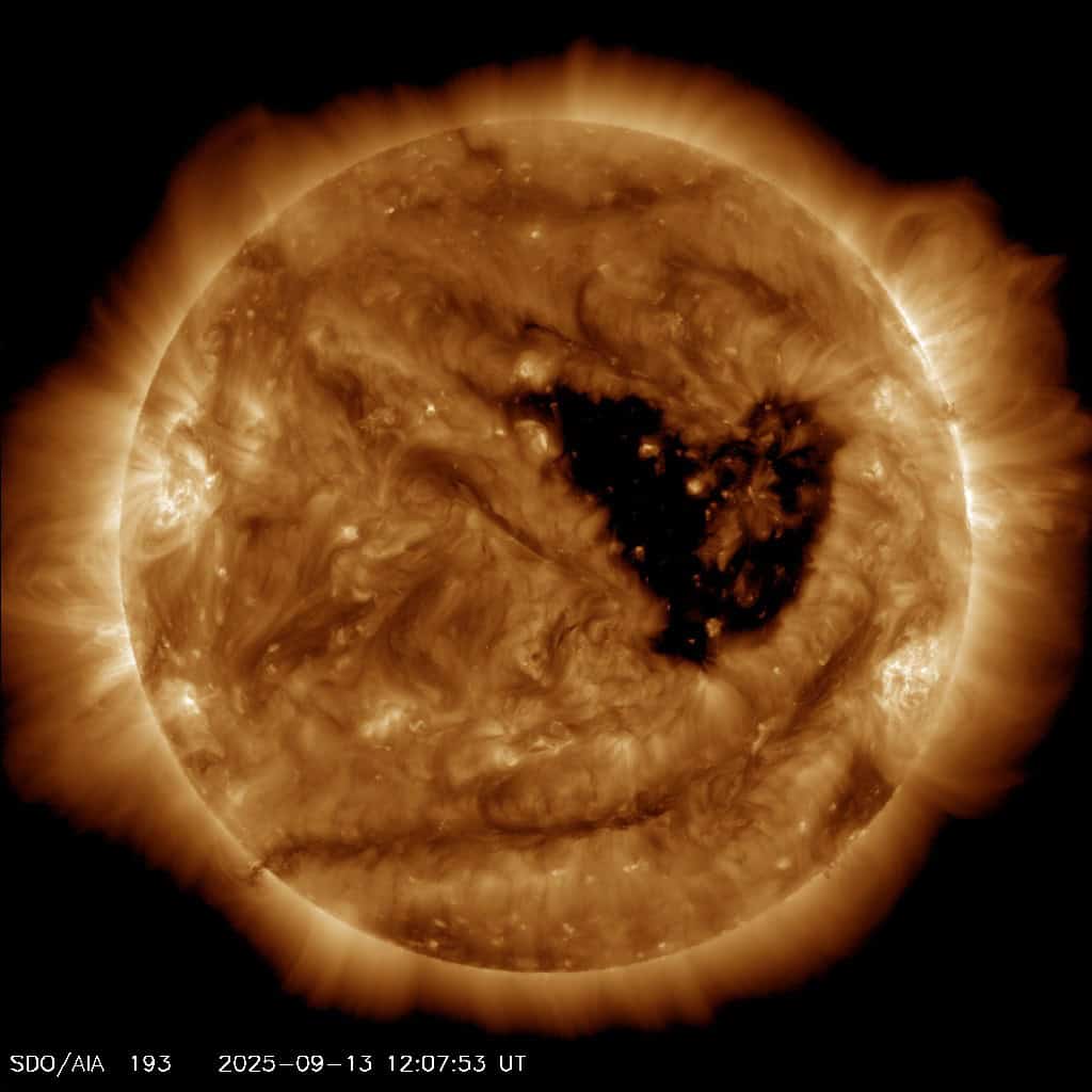 “Borboleta gigante” do Sol ainda sopra forte em direção à Terra Conforme noticiado pelo Olhar Digital na última quinta-feira (11), o Observatório de Dinâmica Solar (SDO), da NASA, registrou um gigantesco buraco se abrindo no Sol ao longo da semana, que lançou vento solar violentamente em direção à Terra. “Borboleta gigante” do Sol ainda sopra forte em direção à Terra