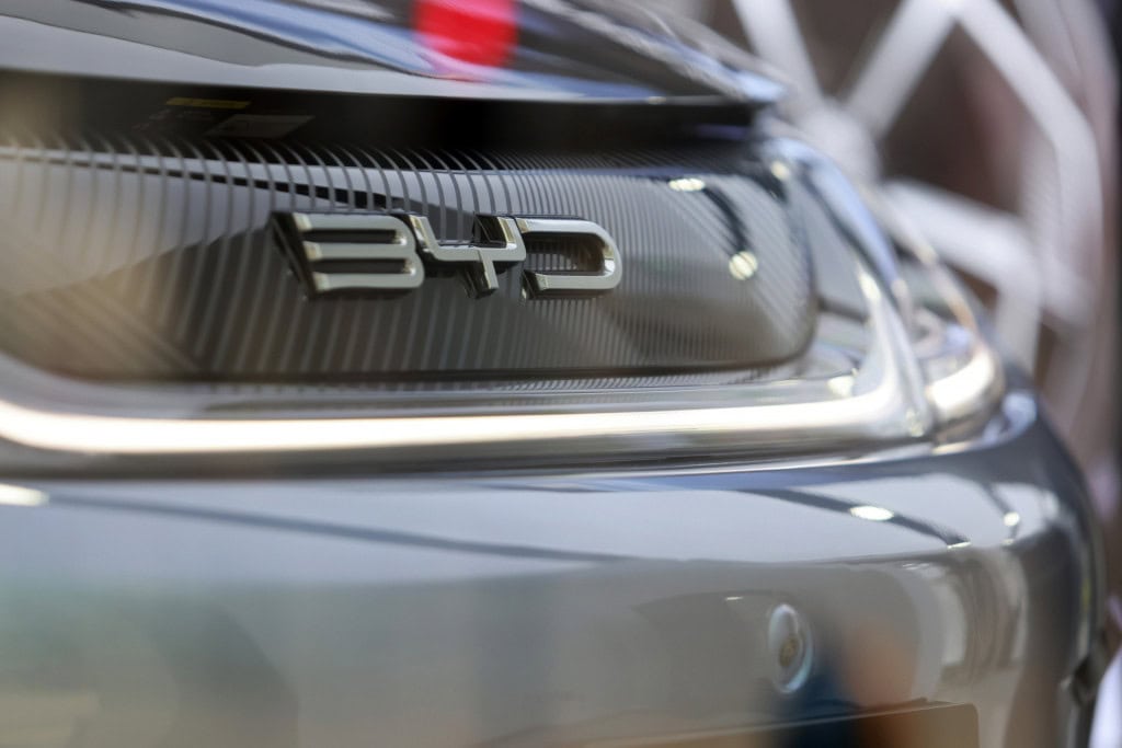 BYD entra no top 5 de vendas no varejo no Brasil A inauguração de sua primeira fábrica no Brasil, na semana passada, faz parte da estratégia da BYD para aumentar a participação da marca no mercado nacional. E os números mostram que esse movimento está dando resultado. BYD