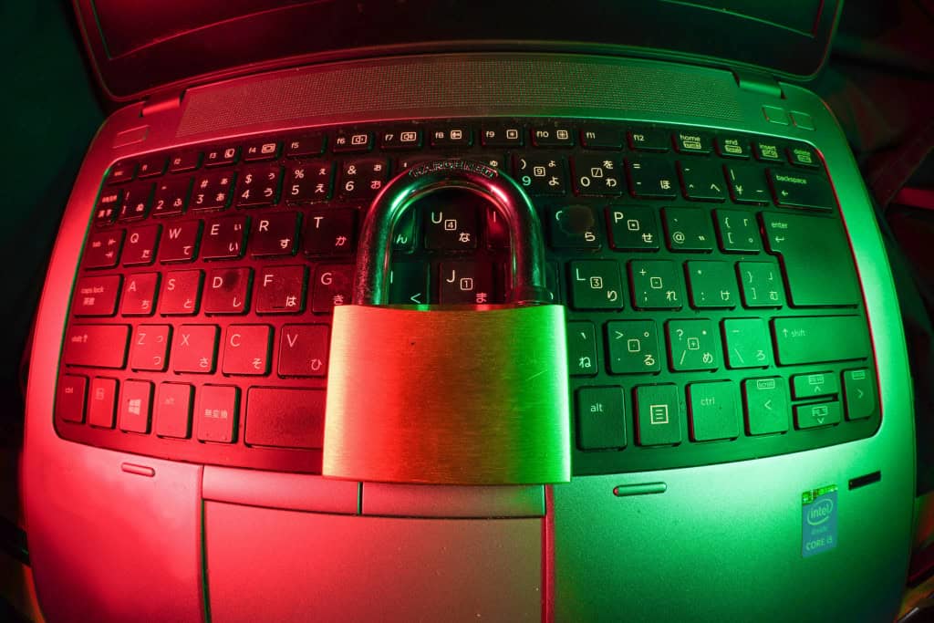 5 perigos de baixar softwares crackeados no seu computador A decisão de instalar um software crackeado no seu PC pode parecer tentadora para economizar alguns reais, mas é bom ficar sabendo que esse único programa pirata é suficiente para colocar toda a sua segurança digital em risco. Imagem ilustrativa de teclado de computador com cadeado para matéria sobre programa de software crackeado no PC
