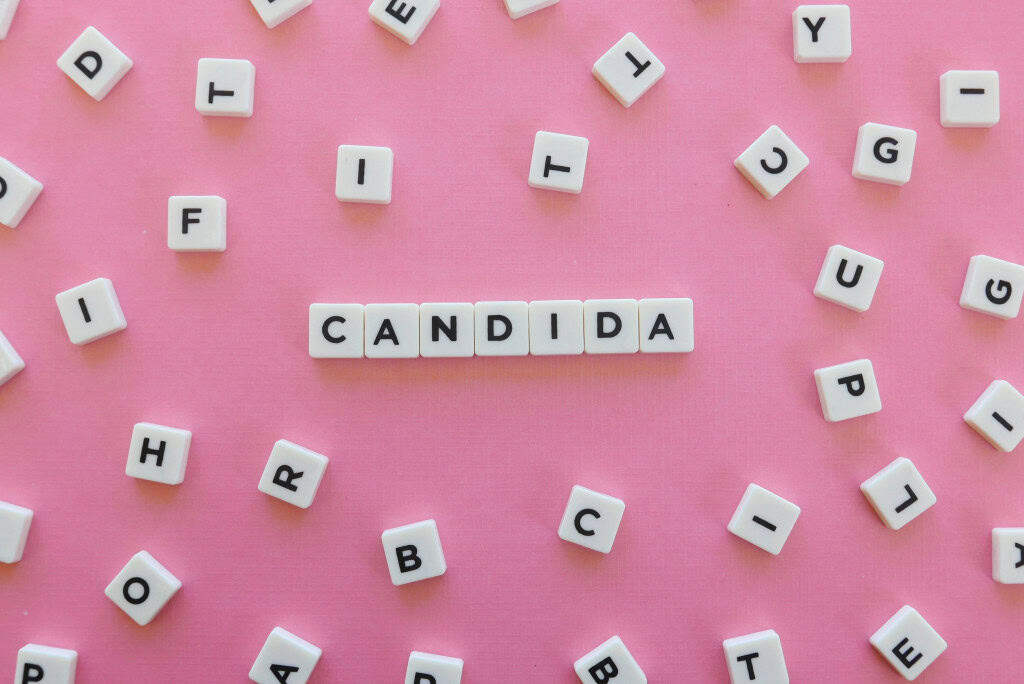 Usa ducha vaginal? Conheça os riscos para a saúde íntima feminina A busca por uma higiene íntima mais “profunda” ou a tentativa de eliminar odores podem levar as mulheres a praticarem a ducha vaginal. No entanto, o que parece ser um hábito de limpeza é, na realidade, um procedimento desencorajado veementemente por ginecologistas e por organizações de saúde em todo o mundo porque pode causar riscos significativos para a flora vaginal. Imagem ilustrativa de tabuleiro de letras formando a palavra candida em fundo rosa