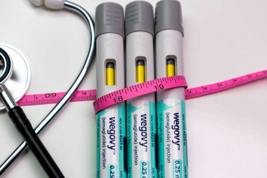 Wegovy em comprimido? Semaglutida oral mostra eficácia e pode aposentar as injeções Quem tem medo de agulha e tem obesidade pode ter, em breve, uma nova opção de tratamento. Afinal, um novo comprimido para ajudar na perda de peso mostrou resultados animadores em um estudo internacional. Canetinhas de wegovy em cima de um mesa com uma fita métrica