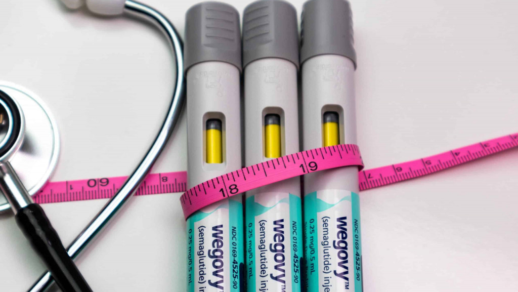 Canetinhas de wegovy em cima de um mesa com uma fita métrica