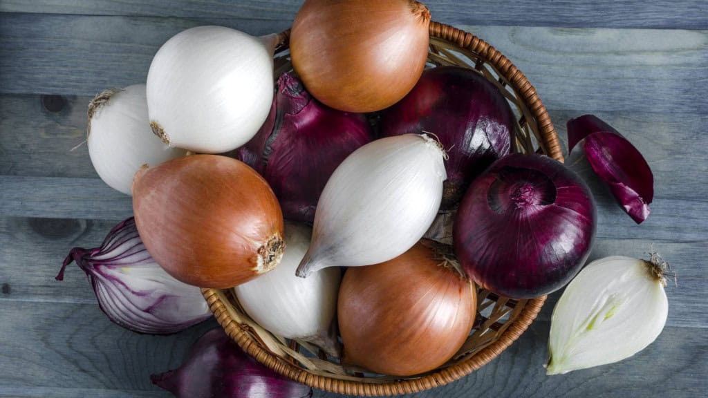 Cebola roxa é mais saudável que a branca. Mito ou fato? A cebola roxa e a cebola branca estão entre os temperos mais utilizados na culinária brasileira. Do bife acebolado às receitas de família, elas são presença garantida nas cozinhas e carregam tanto sabor quanto nutrientes. Mas, afinal, qual é a melhor escolha quando o assunto é saúde: a cebola roxa ou a branca? Diferentes tipos de cebola