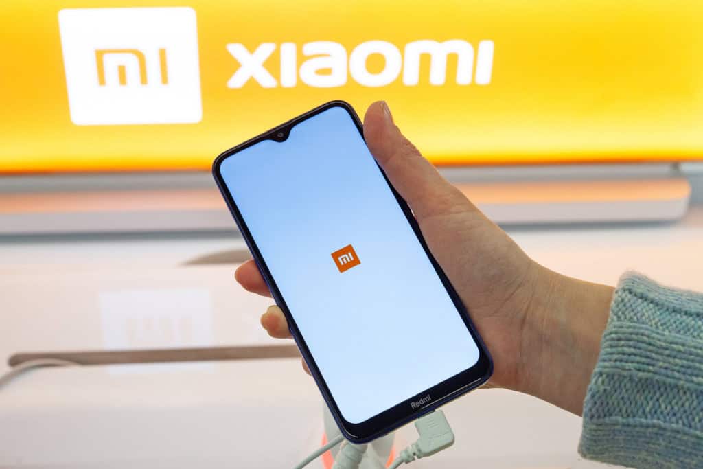 7 câmeras de celulares que fazem ótimas fotos da Lua Um dos principais pontos analisados pelas pessoas na hora de comprar um novo celular é a qualidade da câmera do dispositivo. Esse é um componente que, inclusive, passou por uma grande evolução ao longo dos anos. Alguns modelos são capazes até de fazer uma fotografia nítida da superfície da Lua. Pessoa com celular na mão com a logo da Xiaomi