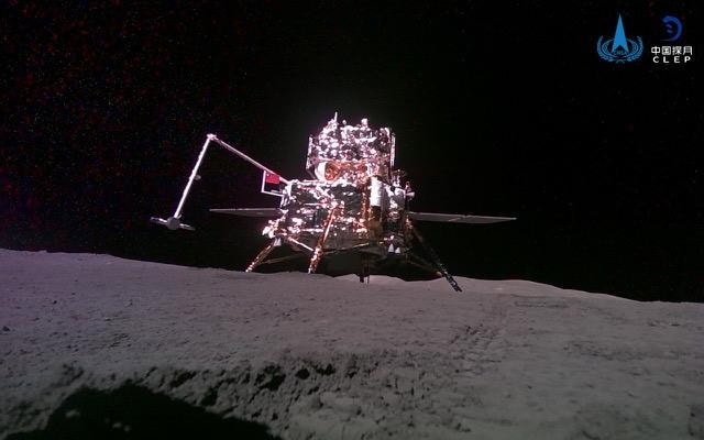 Água na Lua: missão chinesa Chang’e-6 revela presença no solo lunar Você sabia que existe água na Lua? Apesar de ainda não ser possível estimar a quantidade total disponível, a descoberta feita pela missão Chang’e-6 é importante, pois demonstra que o nosso satélite não é um corpo totalmente seco e que essa água pode, no futuro, ser utilizada. Água na Lua: missão chinesa Chang’e-6 revela presença no solo lunar