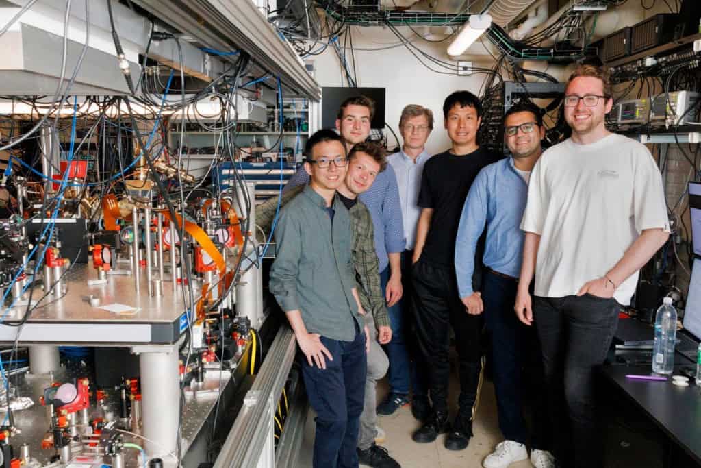 Cientistas criam sistema de 3.000 qubits capaz de operar continuamente Pesquisadores de Harvard anunciaram um avanço significativo em computação quântica: um sistema com mais de 3.000 qubits capaz de funcionar de forma contínua por mais de duas horas, sem necessidade de reinicialização. O resultado, publicado na revista Nature, representa um passo importante para a construção de supercomputadores quânticos que podem impactar áreas como ciência, medicina e finanças. Cientistas criam sistema de 3.000 qubits capaz de operar continuamente