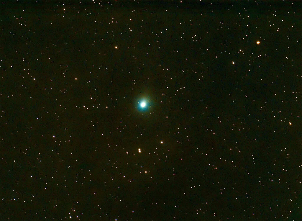 Cometa recém-descoberto está se aproximando da Terra Um cometa descoberto no início deste ano está chegando mais perto da Terra enquanto voa em direção ao Sol. Espera-se que, conforme esse encontro vá se aproximando, o objeto fique mais brilhante, tornando-se relativamente fácil de ser visto com pequenos telescópios ou binóculos de qualidade. Cometa recém-descoberto está se aproximando da Terra