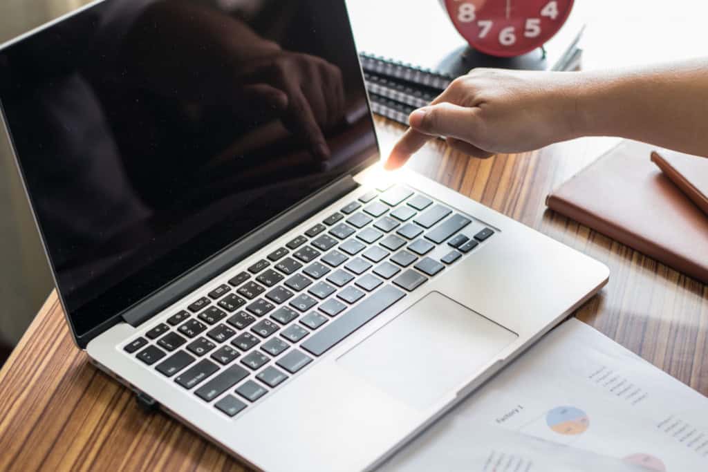 6 erros que deixam o processador do Windows mais lento e como resolvê-los É uma situação frustrante quando você está trabalhando, jogando ou simplesmente navegando na internet e, de repente, o PC Windows começa a travar. Os programas ficam lentos, o cursor do mouse move-se aos trancos e a ventoinha do computador começa a zumbir como se estivesse decolando. Imagem mostra a ponta do dedo pressiona o teclado. Botão de desligar o computador