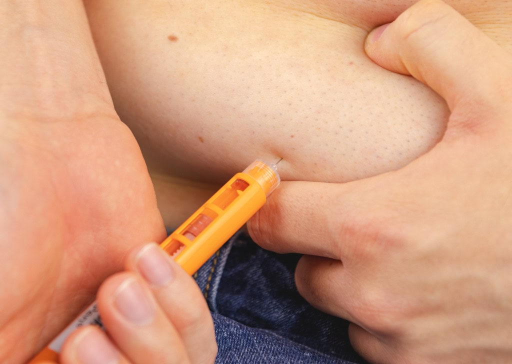 Mounjaro apresenta eficácia em crianças e adolescentes com diabetes tipo 2 A farmacêutica Eli Lilly divulgou novos resultados sobre o Mounjaro (tirzepatida), medicamento que atua como duplo agonista dos receptores GIP/GLP-1. O estudo clínico de fase 3, chamado SURPASS-PEDS, analisou a segurança e a eficácia da substância em crianças e adolescentes com diabetes tipo 2 e mostrou reduções significativas da hemoglobina glicada e do índice de massa corporal (IMC). insulina diabetes
