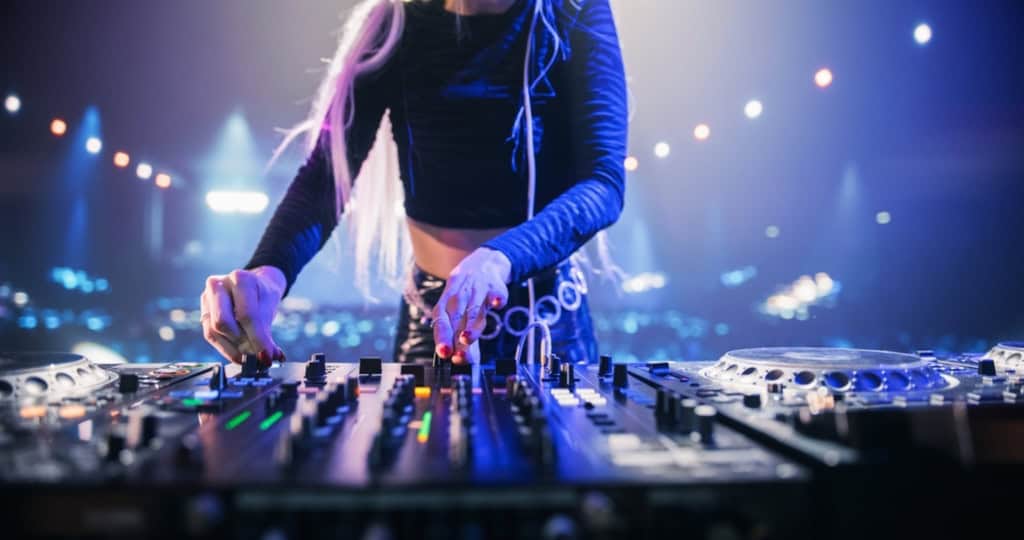 Spotify volta a integrar apps de DJ após 5 anos de ausência O Spotify anunciou o retorno da compatibilidade com aplicativos de DJ de terceiros, retomando um recurso bastante aguardado por usuários. Cinco anos após cortar a integração com o djay, da Algoriddim, a plataforma de streaming de música volta a permitir que assinantes do Spotify Premium usem o serviço diretamente em softwares de mixagem. As informações são do portal The Verge. DJ